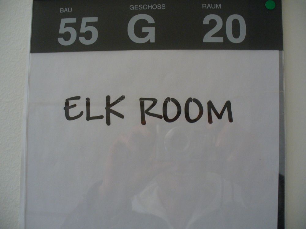 Aufenthaltsraum Y55-G-20: Raumbezeichnung "ELK ROOM".