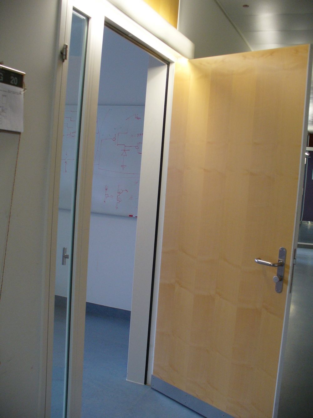 Aufenthaltsraum Y55-G-20: Sicht auf Tür zum Raum.