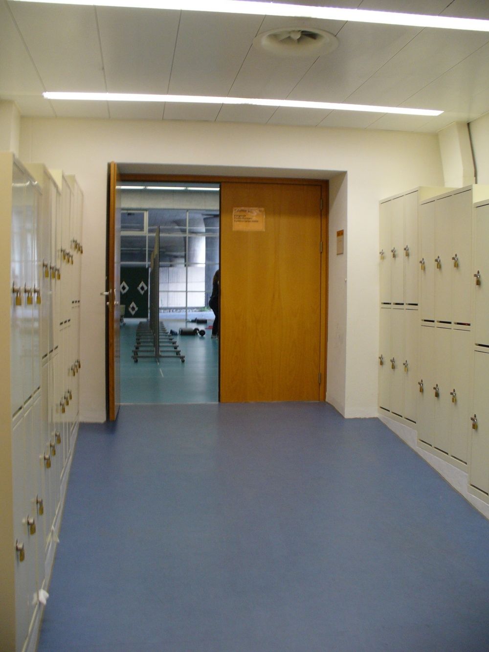 Y30-E, Fechtgarderobenschränke/Eingang Kleinsporthalle: Zugang zur Kleinsporthalle für den Fechtsport.
Vor der Türe ist die Rampe ersichtlich.