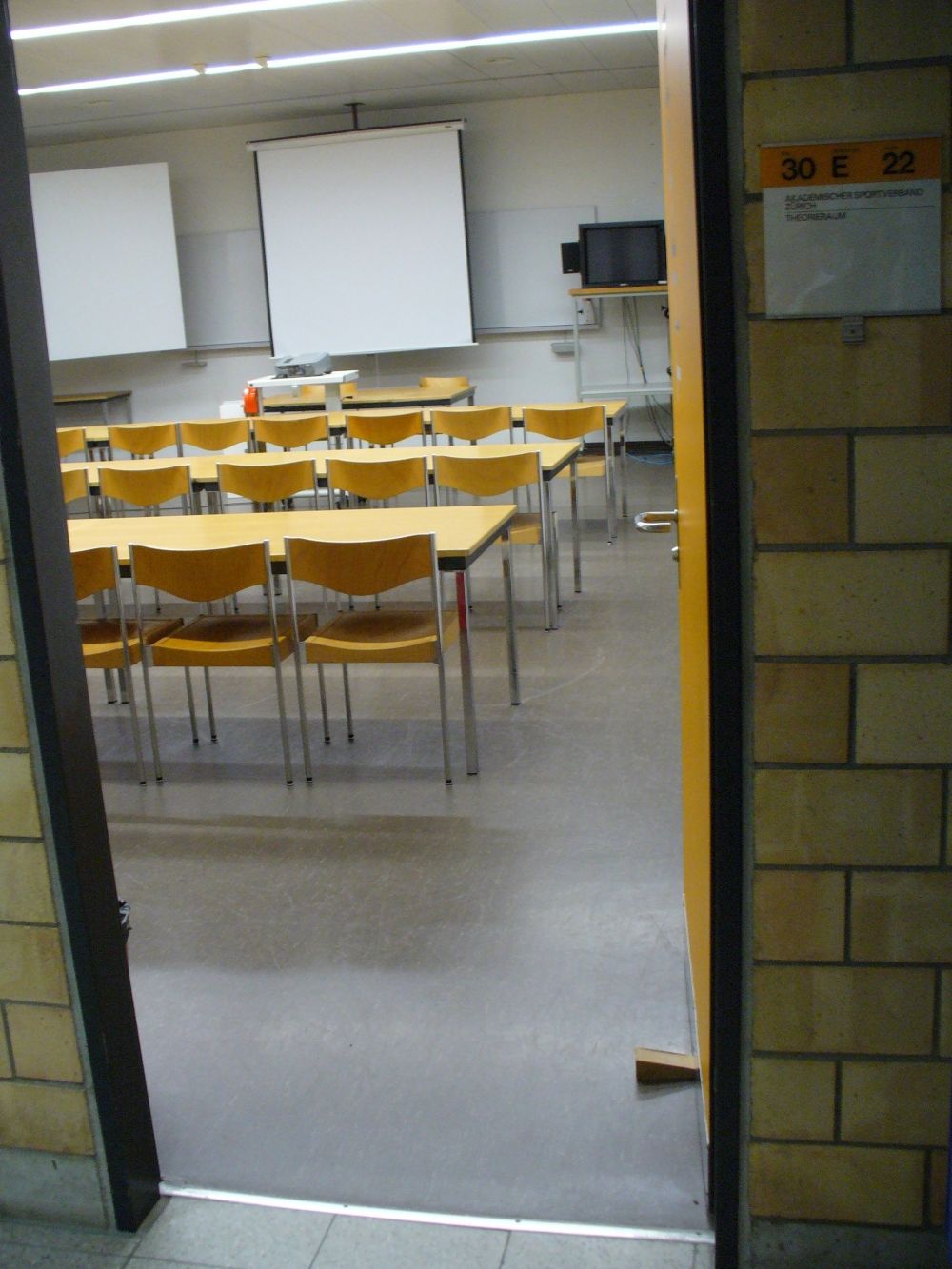 Seminarraum Y30-E-22: Sicht auf die rechte Seite.