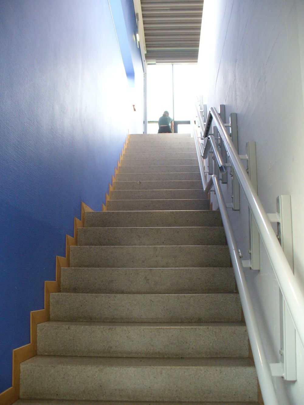 Y30-E, Treppenlift: Treppe hinauf zum Kraft-/Cardiocenter Y30-F-61.