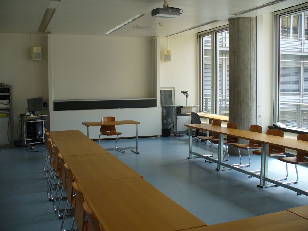 Seminarraum Y55-H-12: Sicht auf Innenraum mit Blick Richtung Dozent:in.