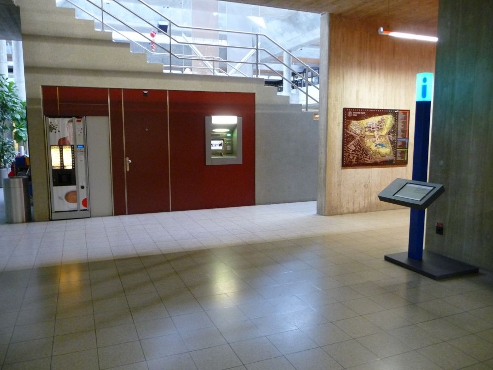 Y24, Stockwerk G: Interaktive Info-Säule, Bank- und Getränke-Automat.