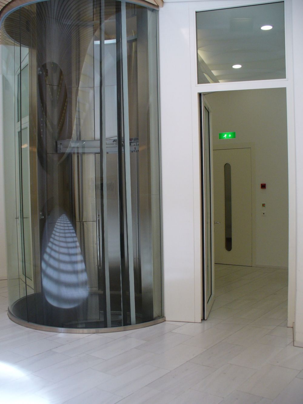 RAI-BIB, Lift 1, rechts (Nordseite).: Offenstehende Tür, die passiert werden muss, um zum Lift zu gelangen.