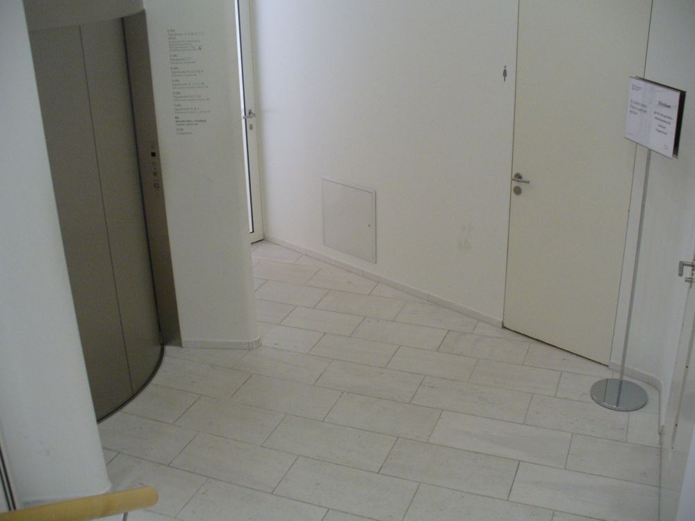 RAI-BIB, Lift 1, rechts (Nordseite).: Platz vor dem Lift.