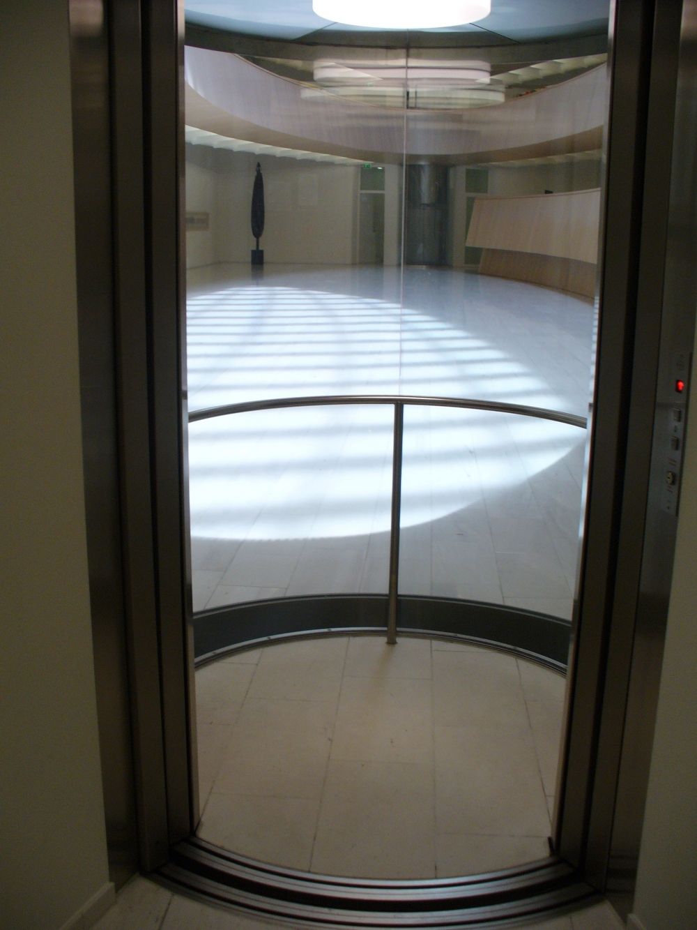 RAI-BIB, Lift 1, rechts (Nordseite).: Innenraum des Liftes.