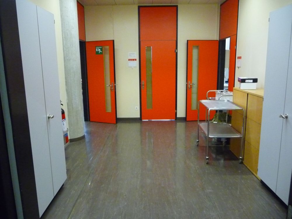 Praktikumsraum Y23-G-32: G-35 (Innenraum)
Linke Tür führt zu: G-32, Rechte Tür führt zu: G-36.