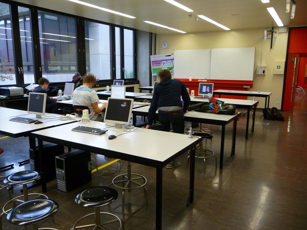 Praktikumsraum Y23-G-32: G-32 von der Rückseite des Raumes aus gesehen. Tür rechts neben der Tafel führt zu G-35 (Zugang zu den Kurslaboren).