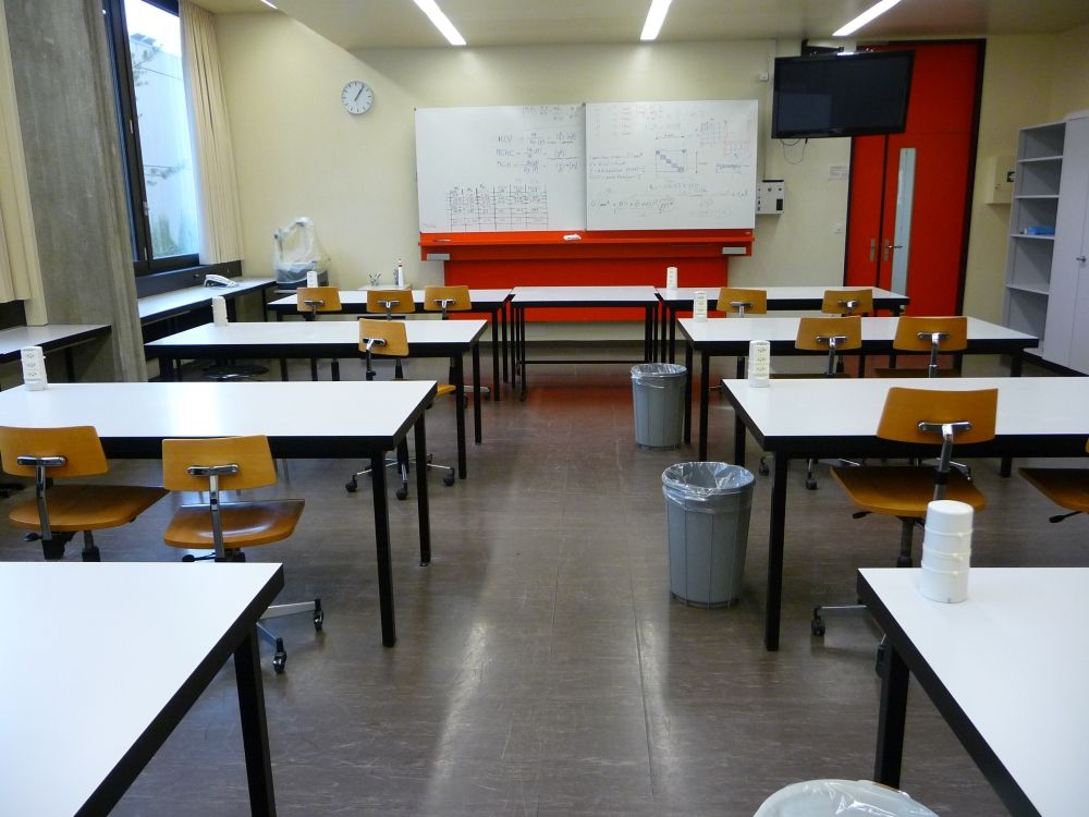 Praktikumsraum Y23-G-22: G-22 von der Rückseite des Raumes aus gesehen. Die Tür rechts neben der Tafel führt zu G-32.