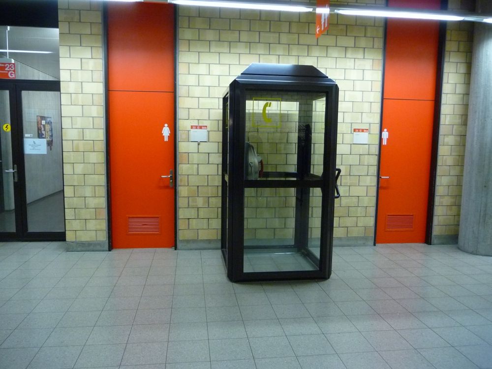 WC-Anlage Y23-G-50B: Herrentoilette rechts neben der Telefonzelle.