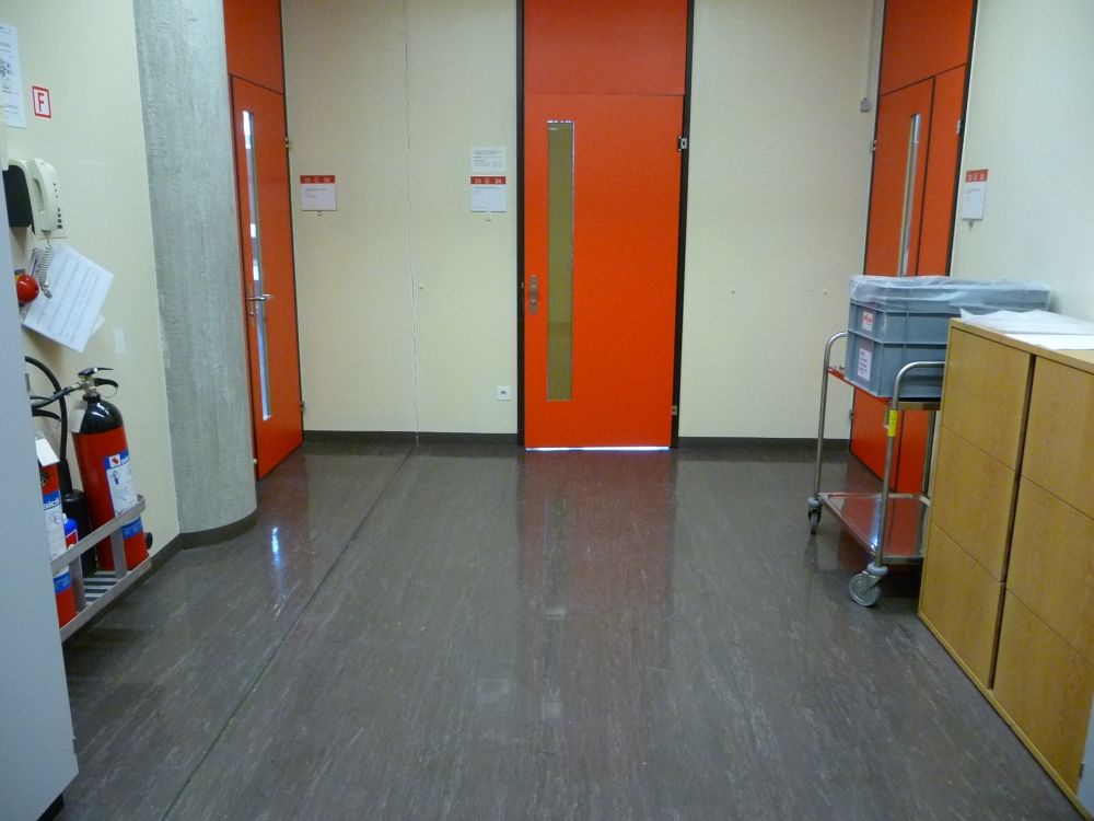 Praktikumsraum Y23-G-36: G-35 (Innenraum)
Linke Tür führt zu G-32, rechte Tür führt zu G-36.