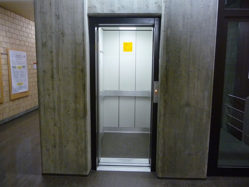 Y25, Lift: Innenraum des Lifts.