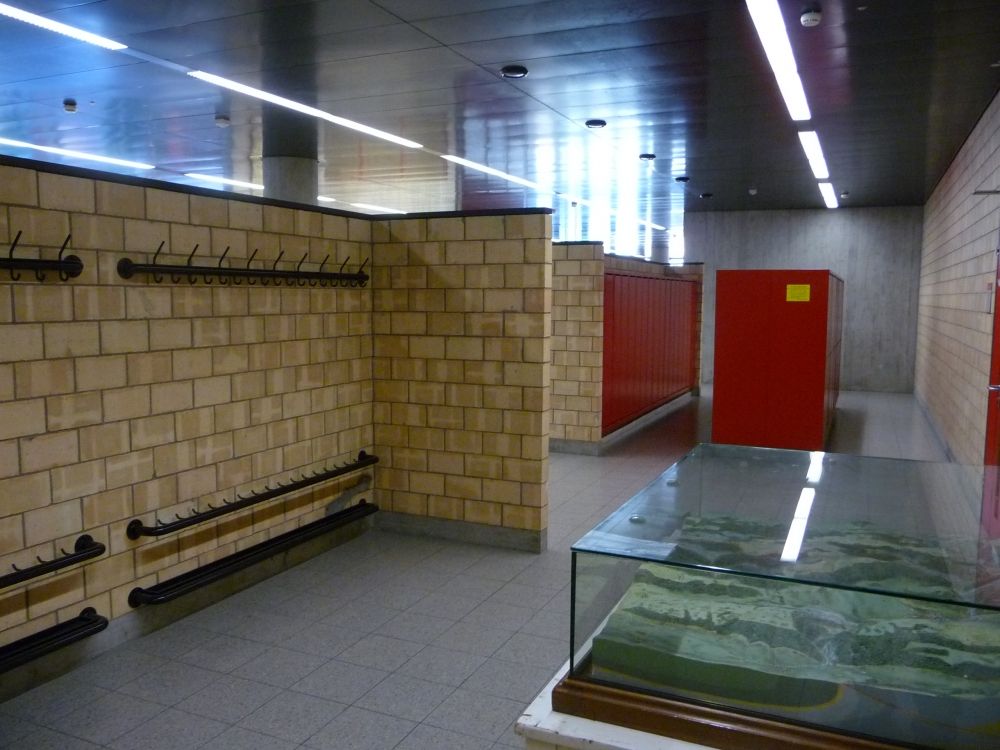 Y25-H, Schliessfächer/Garderobe: Garderobe und Schliessfächer.
