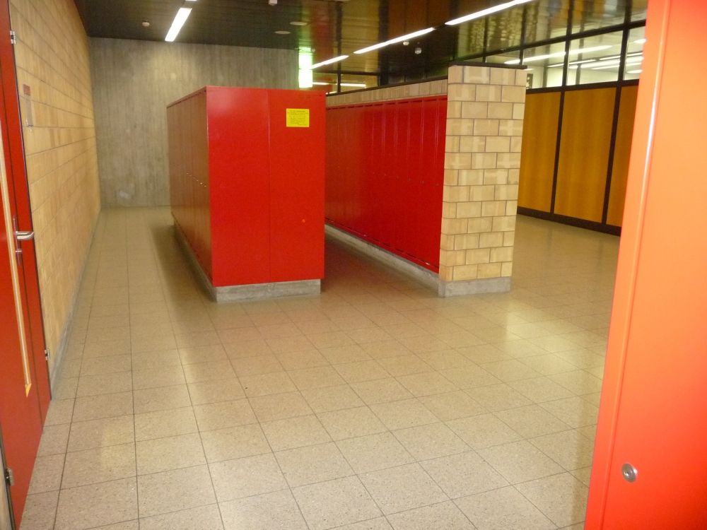 Y25-H, Schliessfächer/Garderobe: Schliessfächer.