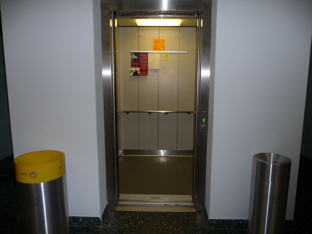 Y27, Lift: Lift-Innenraum.