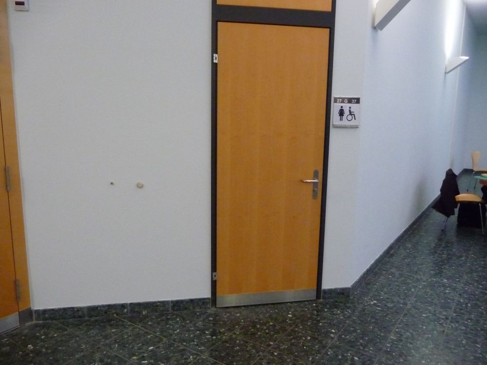 WC-Anlage Y27-G-37: Zugang zu Damen-WC und Rollstuhl-WC.