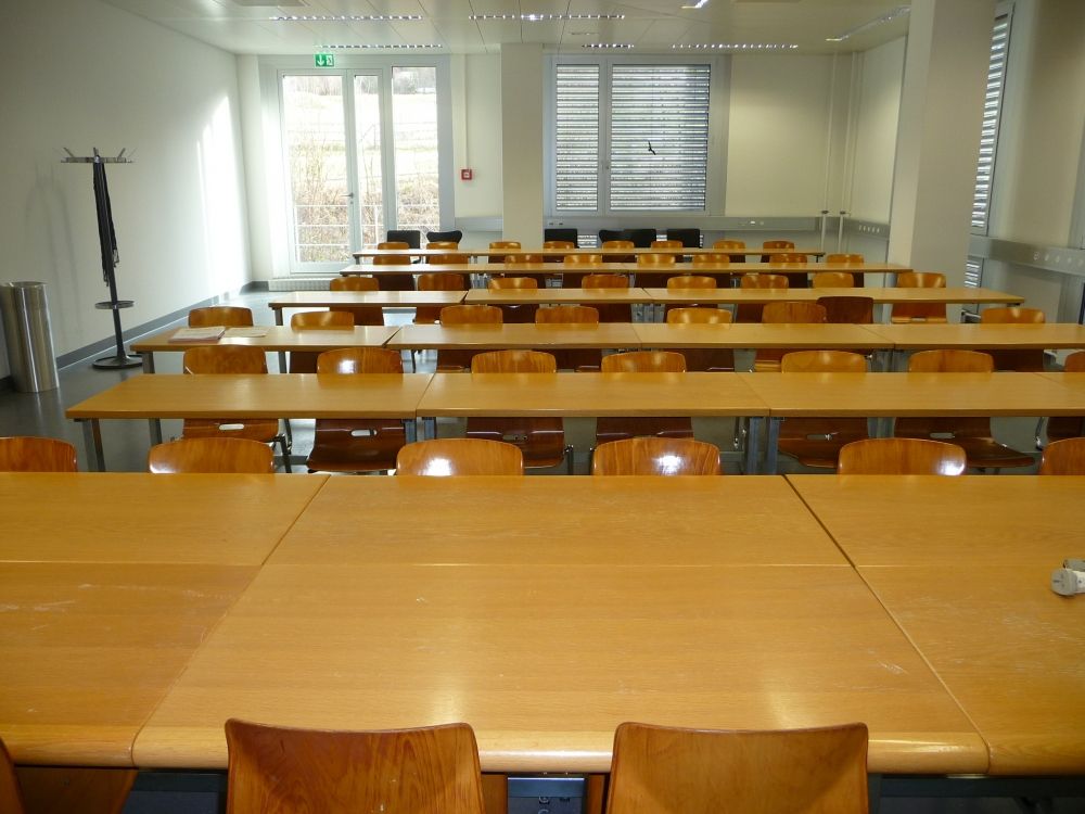 Seminarraum Y27-H-28: Seminarraum von der Wandtafel aus gesehen. Die Glastür hinten links im Bild führt zu einem Fluchtbalkon.