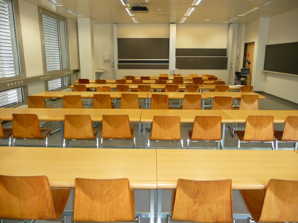Seminarraum Y27-H-28: Seminarraum von der letzten Reihe aus gesehen.