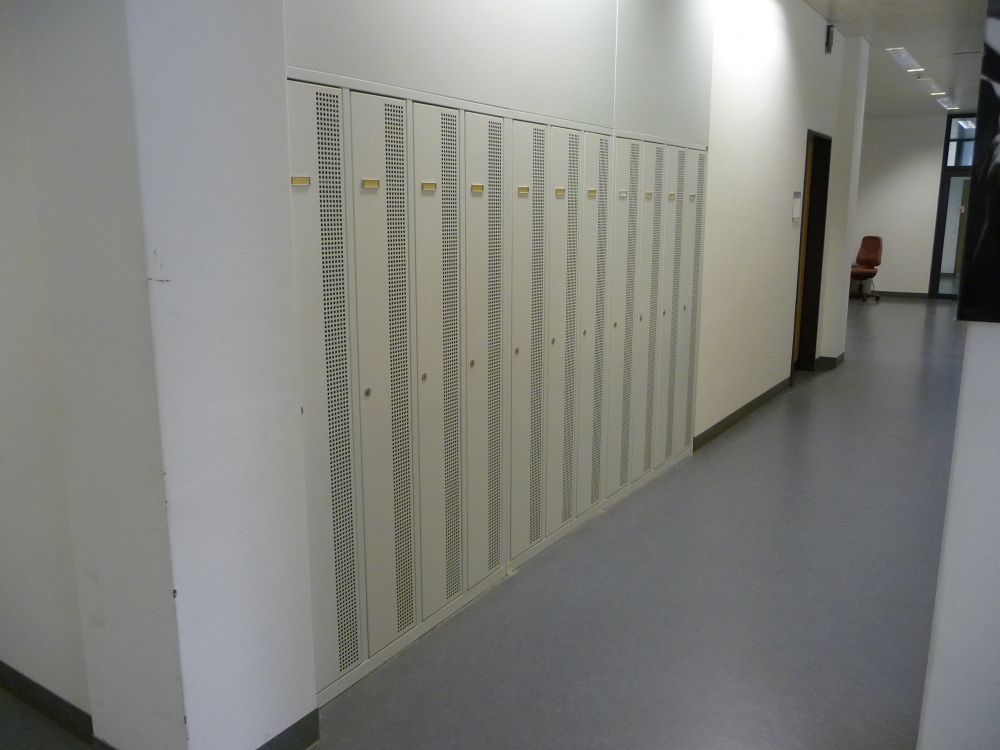 Y27-J, Schliessfächer/Garderobe: Die Schliessfächer befinden sich links neben dem Damen-WC (J-39).