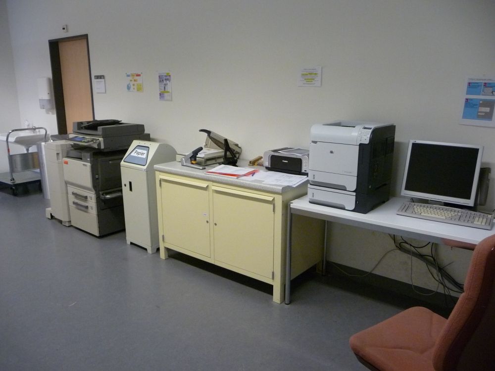 Y27, Stockwerk J: In der Nähe der Damentoilette (J 39) befinden sich rechts davon im Flur zwei Drucker und ein Kopierer.
Der Drucker/Kopierer sind nur für Mitarbeiter. Die Login-Informationen befinden sich an der Wand.