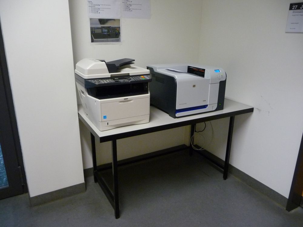 Y27, Stockwerk J: Vor dem Raum J 49 (Büro des IEU) stehen ein Drucker und ein Kopierer.
Der Drucker/Kopierer sind nur für Mitarbeiter. Die Login-Informationen befinden sich an der Wand.