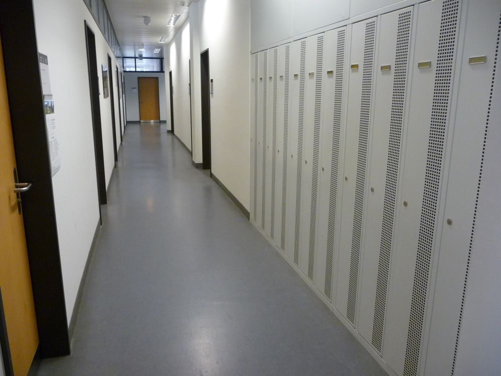 Y27-J, Schliessfächer/Garderobe: Die Schliessfächer befinden sich rechts neben dem Herren-WC (J 21).