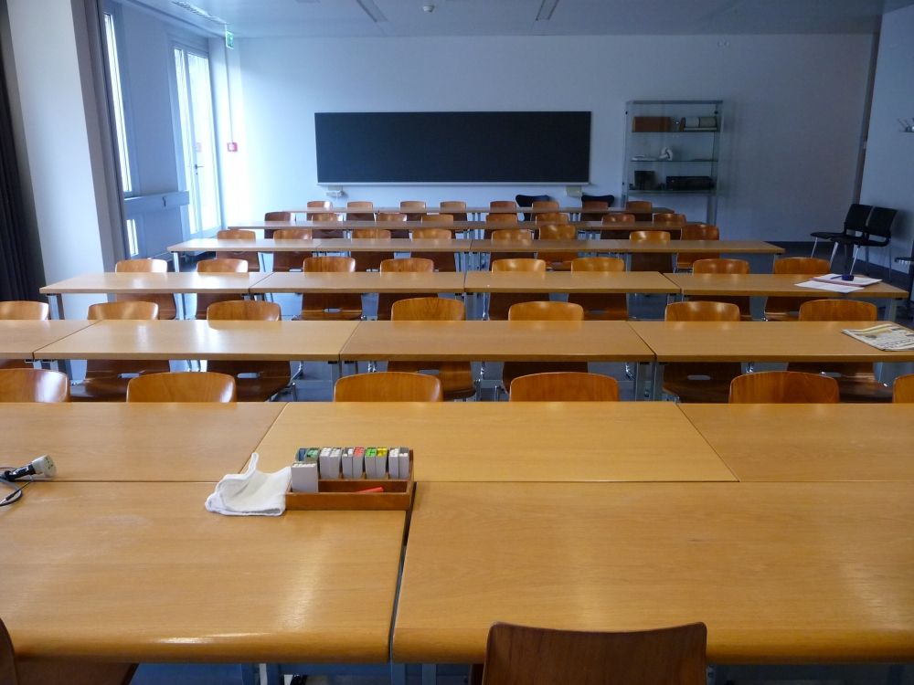 Seminarraum Y27-H-25: Raum von der Wandtafel aus gesehen. Hinter der letzten Reihe befindet sich eine weitere, kleinere Wandtafel (damit bei einer möglichen Raumteilung beide Raumhälften über eine Tafel verfügen). Die Glastür hinten links im Raum führt zu einem Fluchtbalkon. Dieser ist über eine Treppenstufe erreichbar. Höhe der Stufe: 15 cm.
