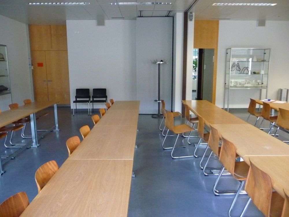 Seminarraum Y27-H-25: Raum von der Fensterseite aus betrachtet. Die linke der beiden Türen bietet einen weiteren Zugang zu dem Seminarraum. .