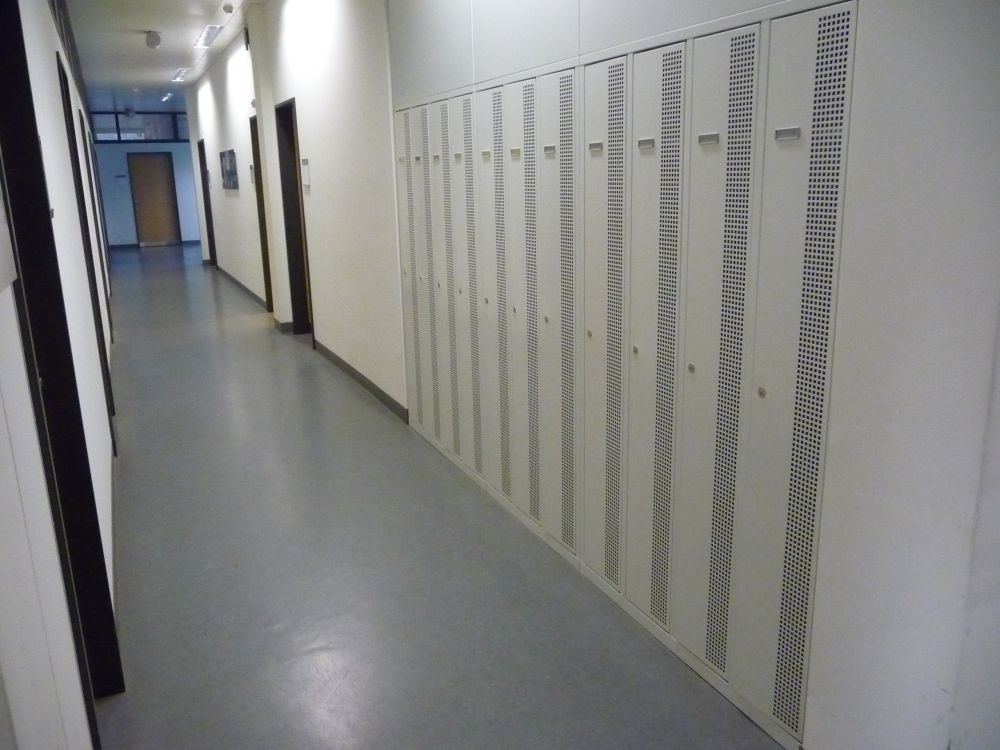 Y27-K, Schliessfächer/Garderobe: Die Schliessfächer befinden sich rechts neben dem Herren-WC (K-21).