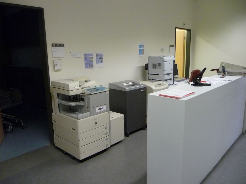 Y27, Stockwerk K: Zwischen K 37 (Fachverein Mathematik) und K 23 (Küche) befinden sich auf dem Flur: Computer mit Drucker und Kopierer; via Login für Berechtigte und einen Schredder.