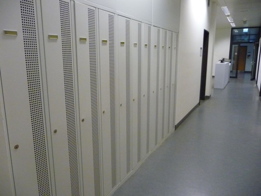 Y27-K, Schliessfächer/Garderobe: Die Schliessfächer befinden sich links neben dem Damen-WC (K-39).