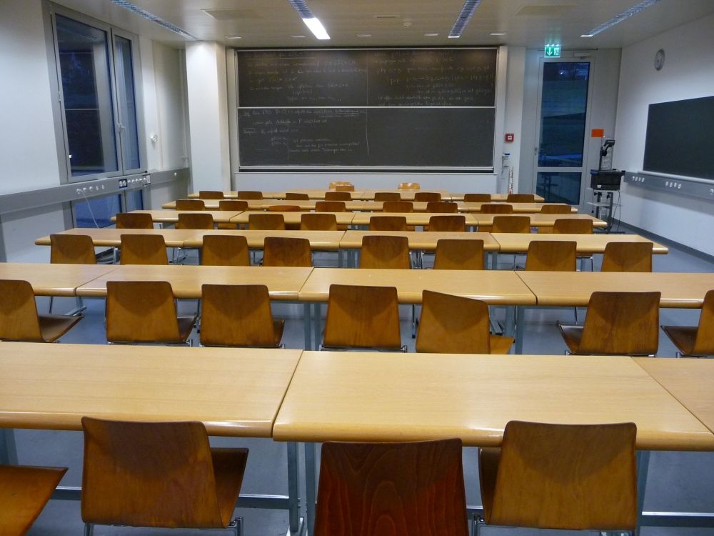 Seminarraum Y27-H-12: Seminarraum von der letzten Reihe aus gesehen. (Die Glastür rechts neben der Tafel führt zu einer Feuertreppe).