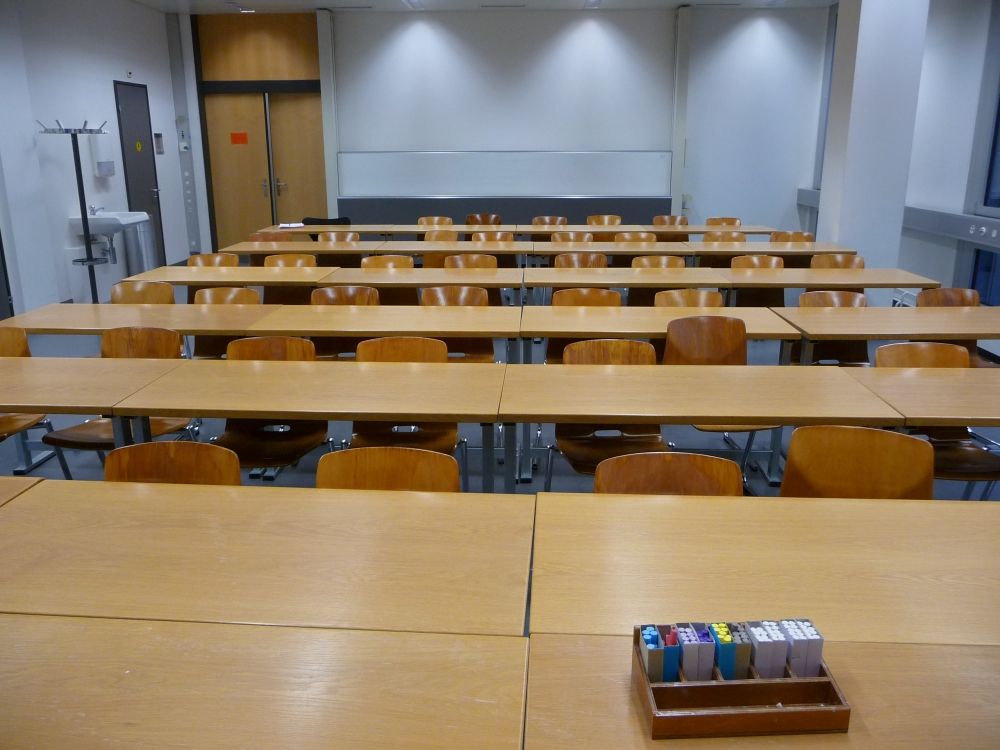 Seminarraum Y27-H-12: Raum von der Tafel aus gesehen.