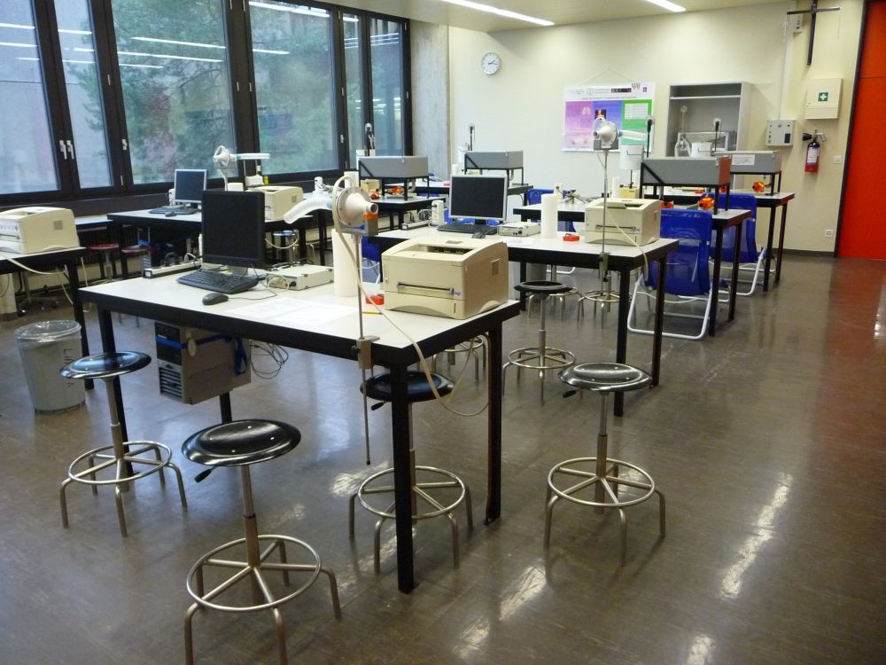 Praktikumsraum Y23-G-36: Raum von der Tür aus gesehen.