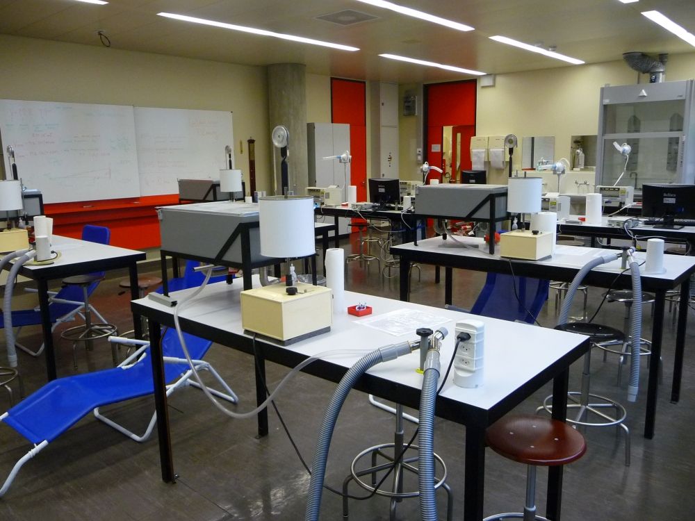 Praktikumsraum Y23-G-36: Raum von der gegenüberliegenden Seite der Tür aus gesehen, die zu G-35 (Zugang zu den Kurslaboren) führt.