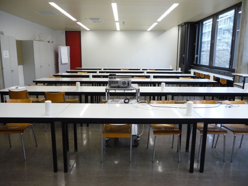 Seminarraum Y25-H-79: Raum von der Tafel aus gesehen.