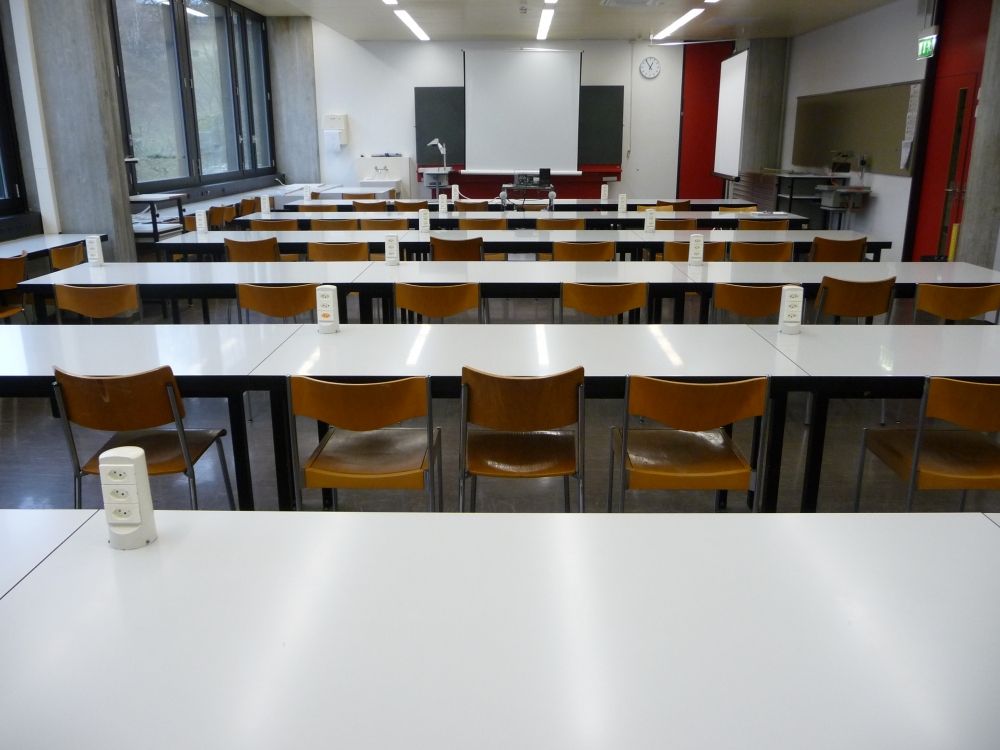 Seminarraum Y25-H-79: Raum von der letzten Reihe aus gesehen. Zugang über die Tür rechts im Bild.