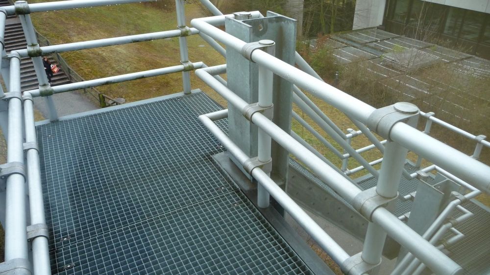 Y27-J, Balkon/Terrasse: Fluchttreppe von der Tür aus gesehen.