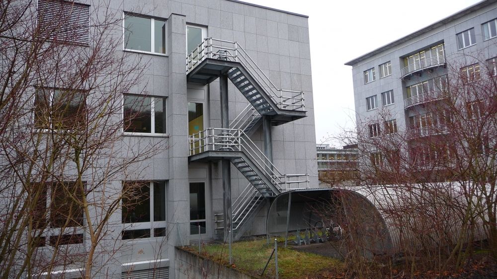 Y27-K, Balkon/Terrasse: Aussenansicht der Fluchttreppe.