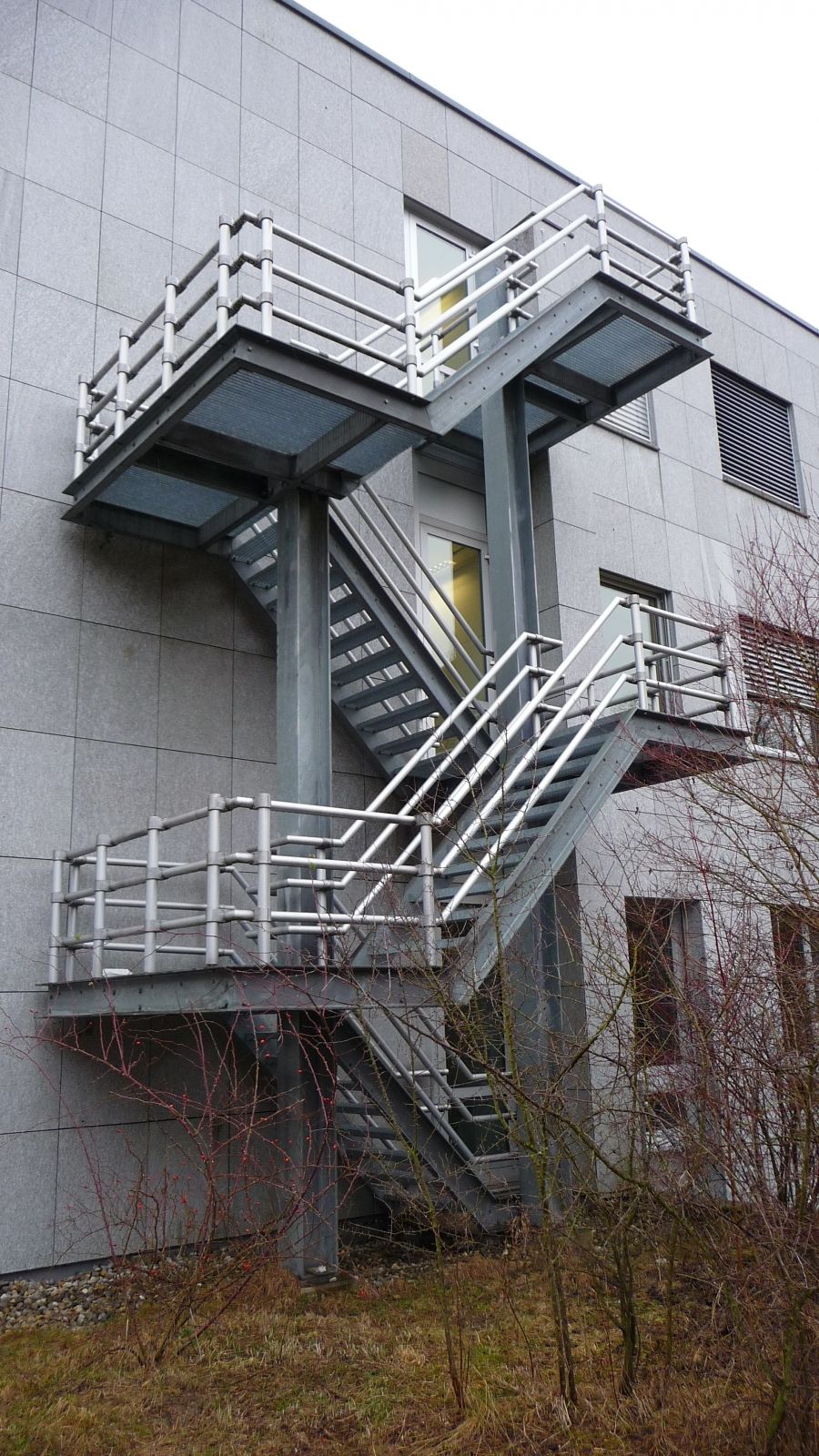 Y27-J, Balkon/Terrasse: Aussenansicht der Fluchttreppe.