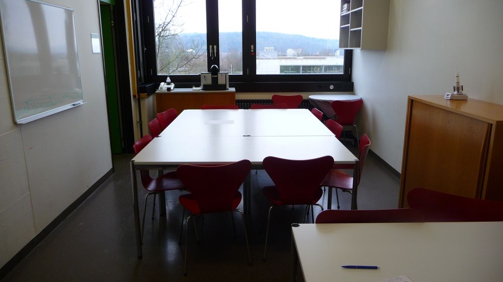 Aufenthaltsraum Y42-H-06: Aufenthaltsraum. Die Tür links im Bild ist ein Durchgang zu H 20a (Küche).