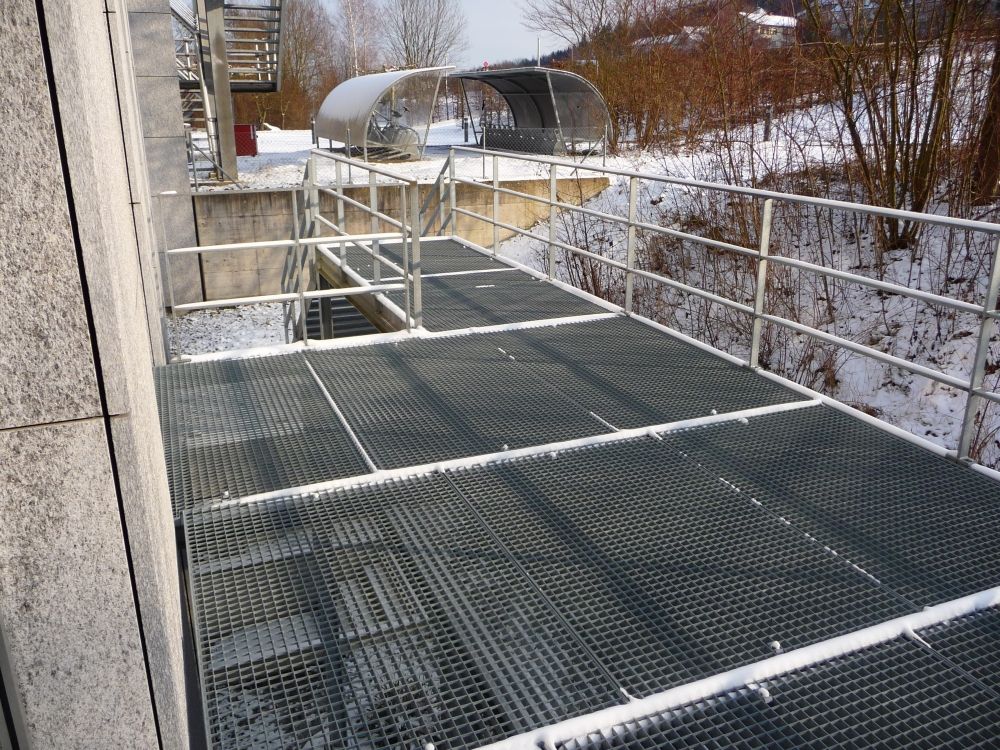 Seminarraum Y27-H-28: Den Fluchtbalkon kann man nur über eine Treppe verlassen. Um sich danach vom Gebäude zu entfernen, muss man rechts einen Hang hoch.