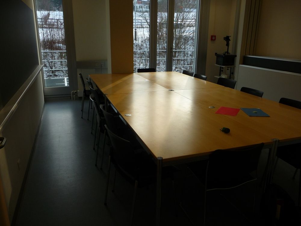 Seminarraum Y27-H-26: Raum von der Eingangstür aus gesehen. Die Glastür rechts im Bild führt auf den Fluchtbalkon.
