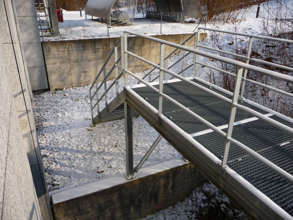 Seminarraum Y27-H-26: Den Fluchtbalkon kann man nur über eine Treppe verlassen. Um sich danach vom Gebäude zu entfernen, muss man rechts einen Hang hoch.
