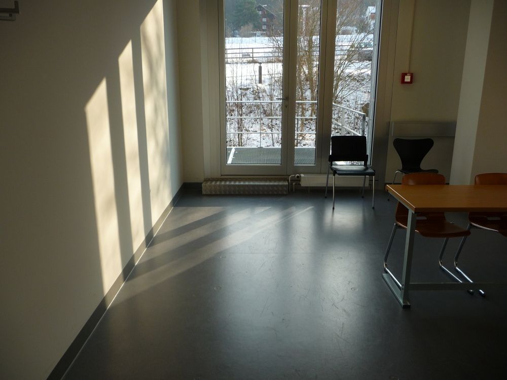 Seminarraum Y27-H-28: Der Fluchtbalkon ist nur über einen Treppenabsatz erreichbar. Höhe der Stufe: 15 cm.