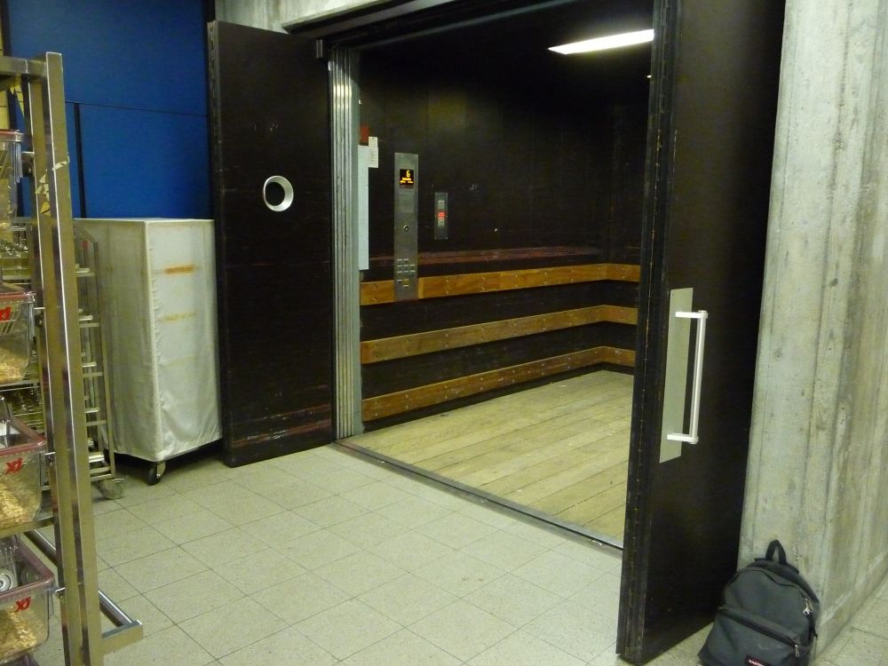 Y44, Warenlift: Warenlift