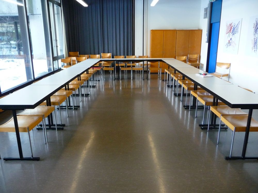 Seminarraum Y44-H-11: Raum von der Tafel aus gesehen.