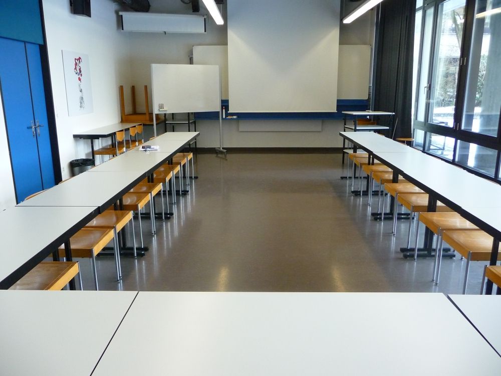 Seminarraum Y44-H-11: Raum von der letzten Sitzreihe aus gesehen.