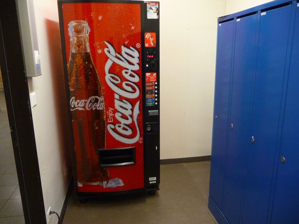 Y44-H, Schliessfächer/Garderobe: In dem Raum befinden sich sowohl Schliessfächer als auch ein Getränkeautomat.