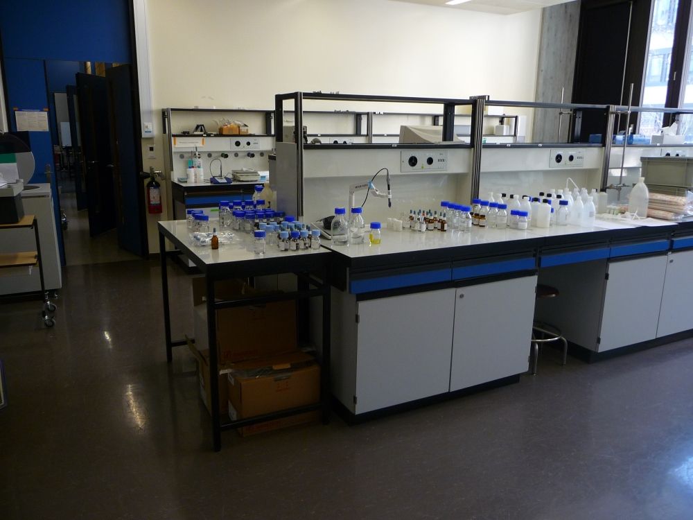 Praktikumsraum Y44-H-28: Biochemischer Praktikumsraum.